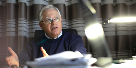 Petro Simonenko kertoo kommunistien kovasta kohtalosta Ukrainassa. Kuva Annika Rauhala