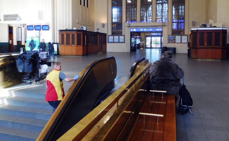 Helsingin rautatieasemalla ja metron portaissa pyyhitään jatkuvasti kaiteita puhtaaksi.