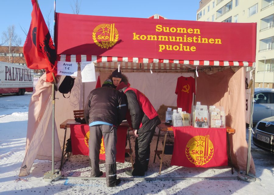 Kuvassa SKP:n teltalla Kemissä.
