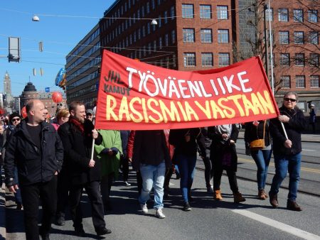 Vappumarssilla rasismia vastaan Helsingissä vuonna 2017 kuva Toivo Koivisto
