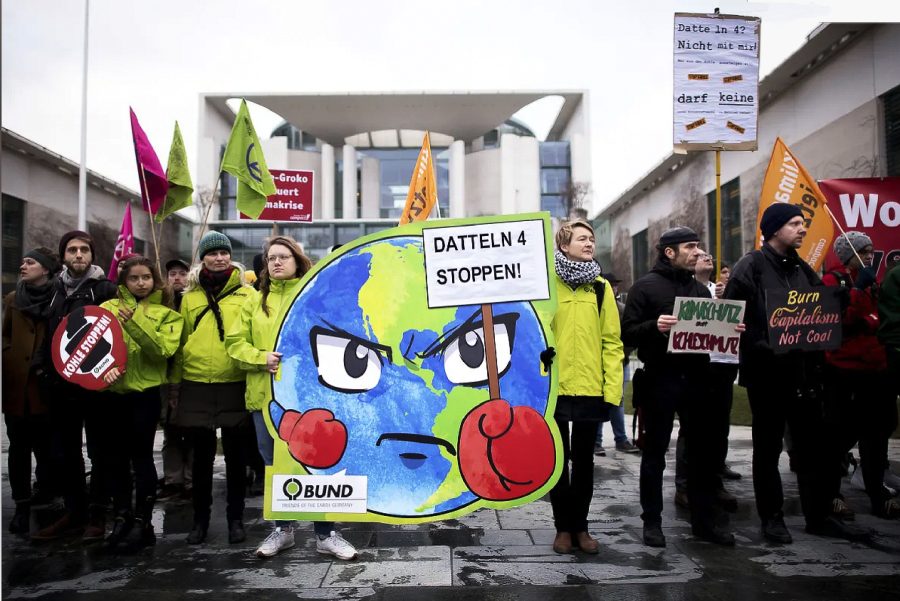Datteln4 -hiilivoimalaa vastustava mielenosoitus liittokanslerin viraston edustalla Berliinissä.