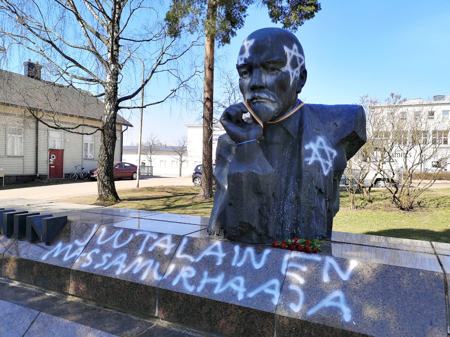 Kotkassa töhritty Lenin-muistomerkki kuva Sauli Simola