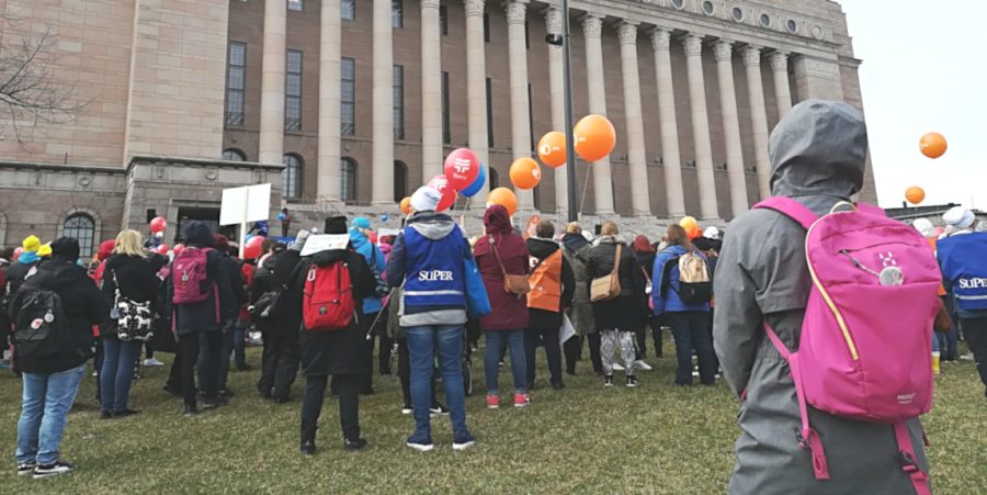 Matalapalkka-alojen palkkakuoppaa on yritetty monesti täyttää. Tässä varhaiskasvatuksen työntekijät 2019 keväällä Eduskuntatalolla. Kuva Tiina Sandberg