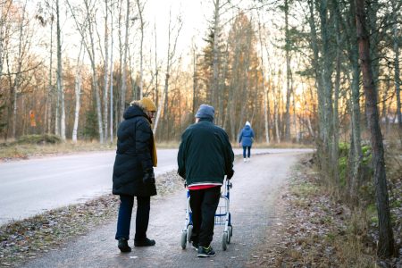 vammainen avustajan kanssa