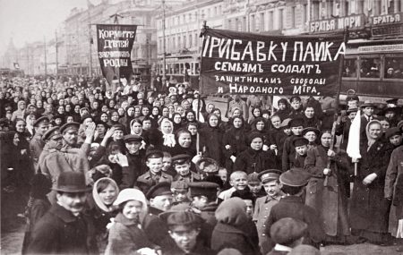 Putilovin tehtaalaisten mielenosoitus Pietarissa 1917.