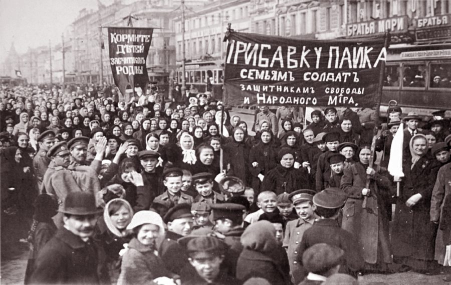 Putilovin tehtaalaisten mielenosoitus Pietarissa 1917.