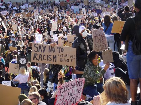 Senaatintori 3.6.2020 Black Lives Matter mielenosoitus kuva Toivo Koivisto
