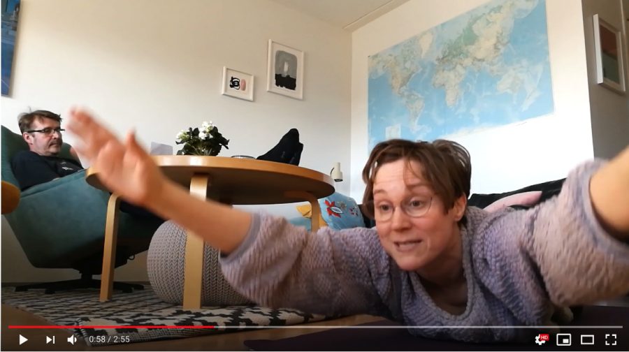 Minna ja Jouko Puolanto esiintyvät teoksen 19 Kiellettyä kosketusta jaksossa #kärsivällisyys.