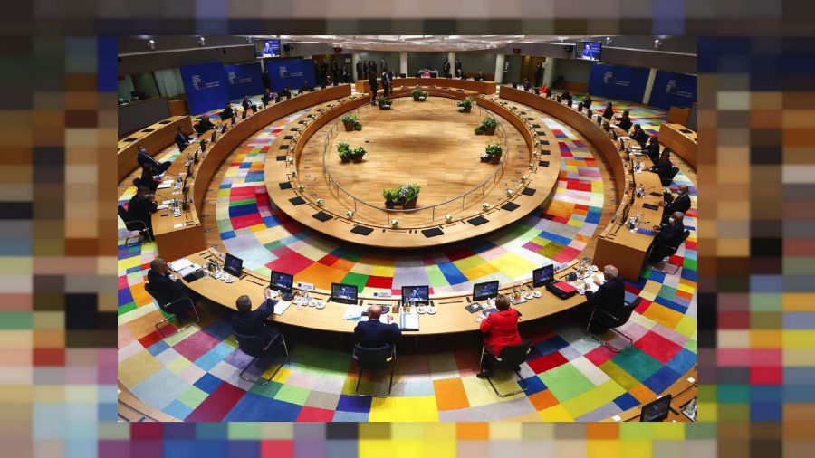 Brysselin huippukokouksessa sovittiin EU:n elpymispaketista. Kansalaisilta ei kysytty mitään eikä laskun maksajaa kerrottu.