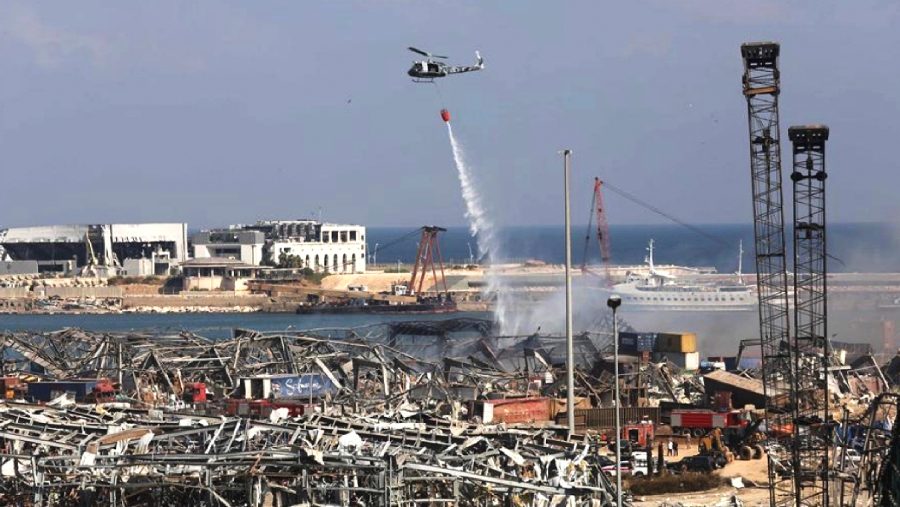 Räjähdyksen jälkiä siivottiin Beirutin satamassa 5.elokuuta. Vähintään 150 kuollutta ja tuhansia loukkaantuneita ja kadonneita.