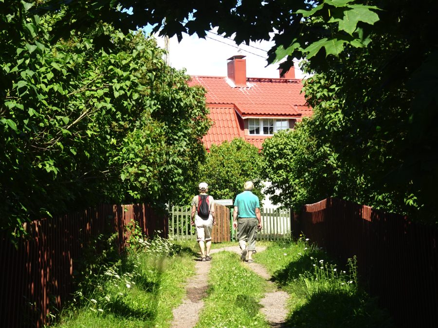 Kaunissaaren kujilla riittää katsomista ja kulkijoita.