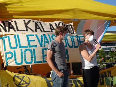 Elina Kauppila pitää puheenvuoroa.