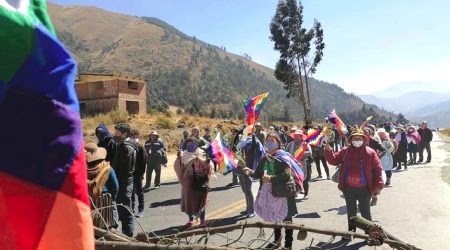 Bolivialaiset sulkivat maan päätiet vastustustaakseen hallituksen suunnitelmia vaalien viivästyttämiseksi.