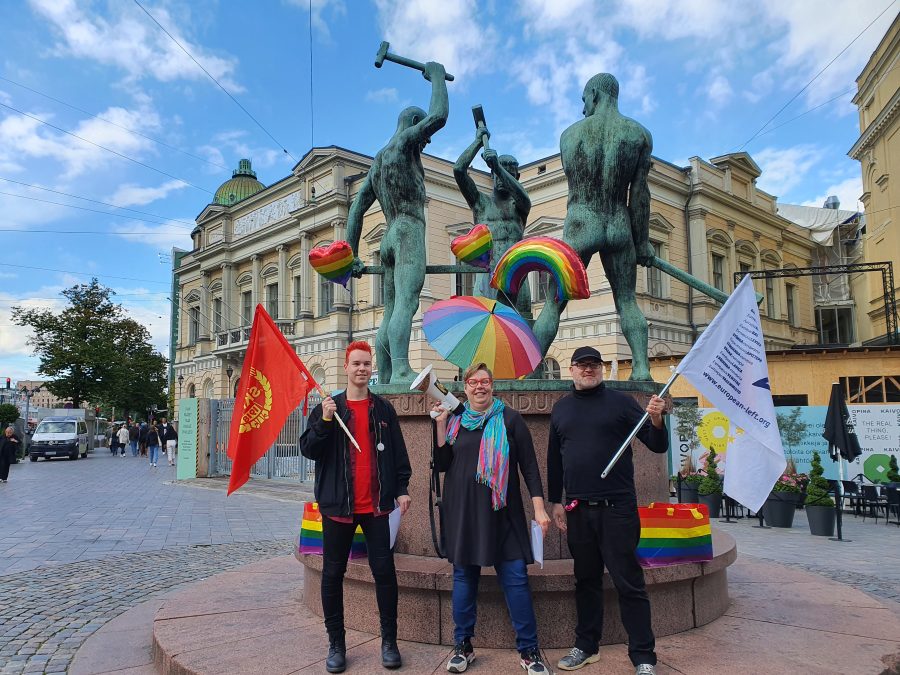 Punainen Pride -julistus luettiin Kolmen Sepän patsaalla kommunistien voimin.