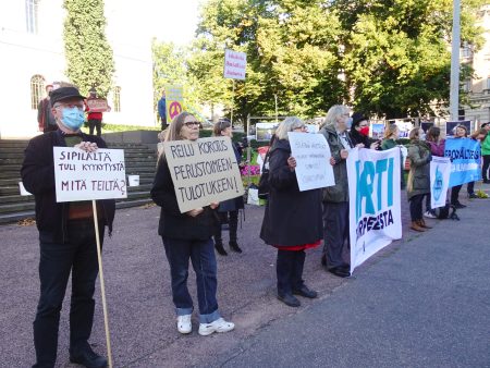 Säätytalolla vaadittiin 14.9. korotusta perusturvaan.