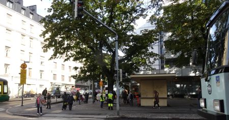 Leipäjono kasvaa entisestään Helsinginkadulla. 9.9.2020 Kuva Toivo Koivisto
