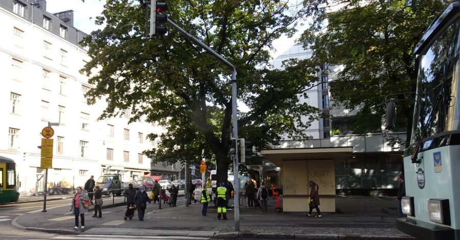 Leipäjono kasvaa entisestään Helsinginkadulla. 9.9.2020 Kuva Toivo Koivisto