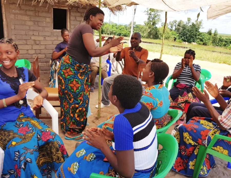 Nuorisoryhmä valistaa lapsia ihmiskaupasta.