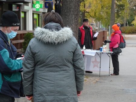 Jakomäessä kannattajakortteja keräämässä