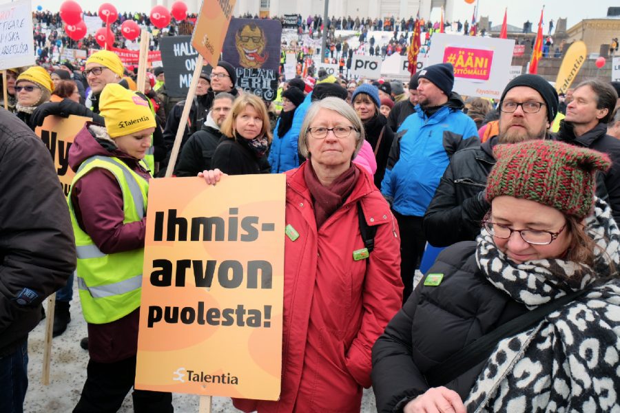 Riitta Tynjä SAK:n Ääni työttömille -mielenosoituksessa Helsingissä.