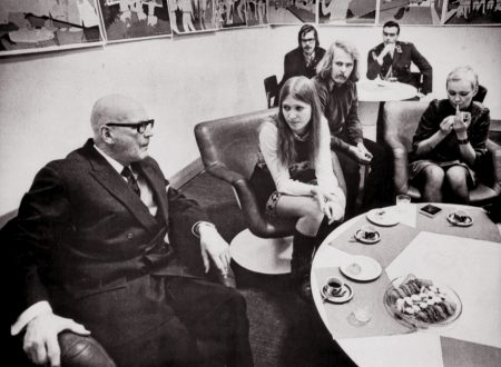 Presidentti Kekkonen Ylioppilasteatterin nuorten näyttelijöiden kanssa.