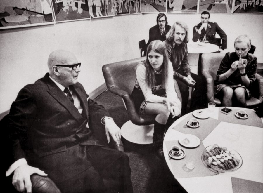 Presidentti Kekkonen Ylioppilasteatterin nuorten näyttelijöiden kanssa.