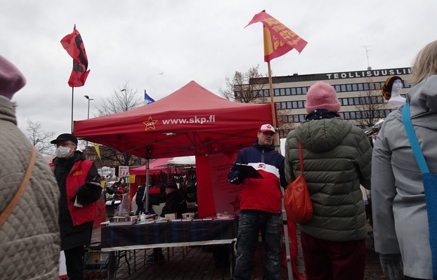 Kommunistit keräsivät kannattajakortteja Hakaniemen markkinoilla marraskuussa.