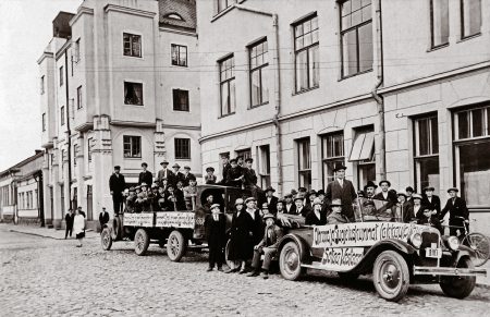 Suomen Sosialistisen Työväenpuolueen vaaliauto Oulussa 20-luvulla.