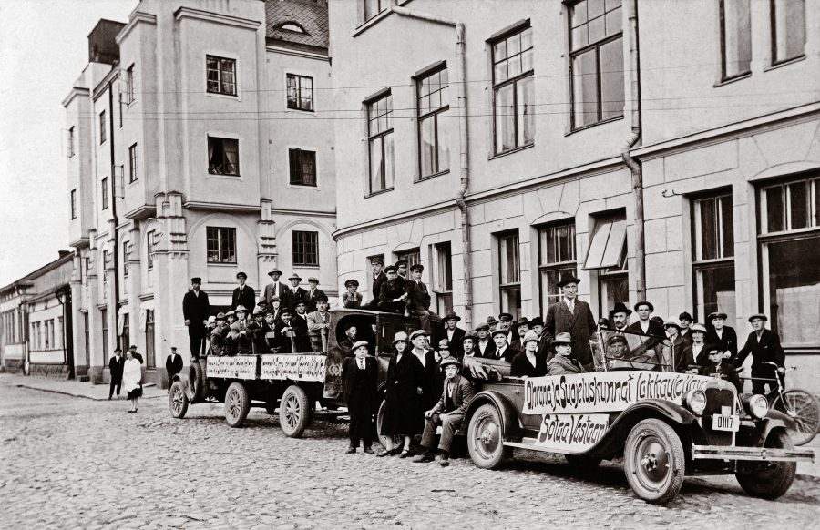 Suomen Sosialistisen Työväenpuolueen vaaliauto Oulussa 20-luvulla.