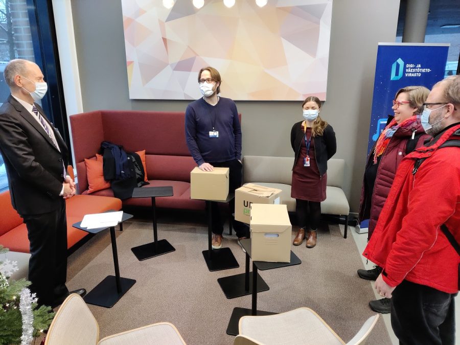 SKP:n keräämät yli 5000 kannattajakorttia luovutettiin virastossa 5. tammikuuta pääsihteerin ja puheenjohtajan toimesta.