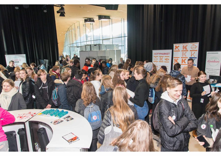 Helsinkiläisiä nuoria Helsingin työllisyyspalvelujen rekrytapahtumassa.