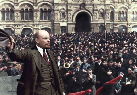 Lenin tervehtii joukkoja Suomen asemalla saavuttuaan Pietariin 1917.