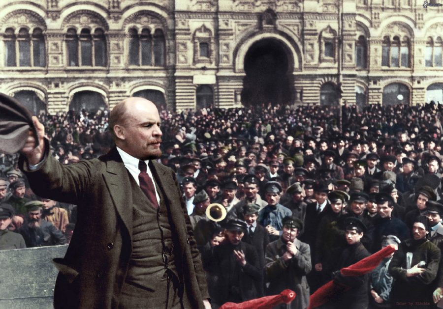 Lenin tervehtii joukkoja Suomen asemalla saavuttuaan Pietariin 1917.