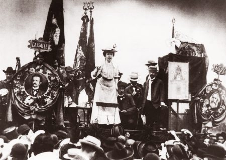 Rosa Luxemburg pitää puhetta