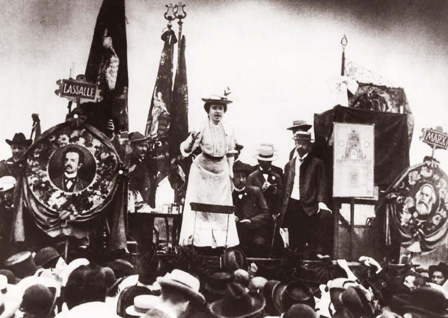 Rosa Luxemburg pitää puhetta