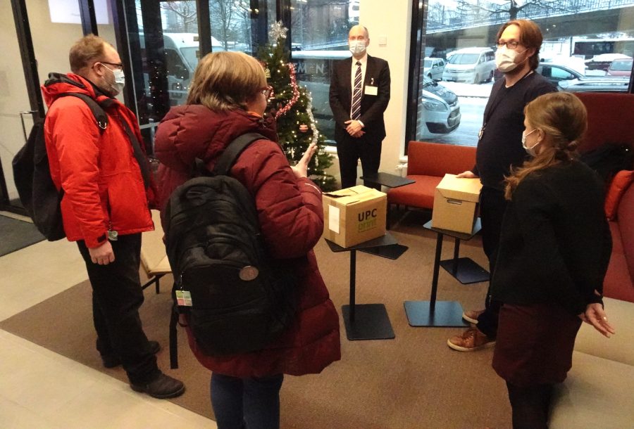 SKP:n edustajat luovuttivat kerätyt yli 5000 kannattajakorttia oikeusministeriöön.