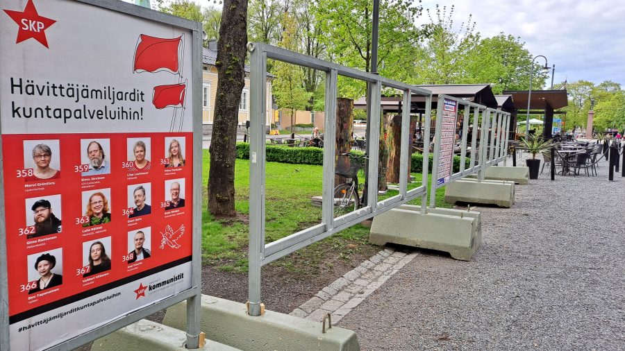 SKP:n vaalitaulu Tampereen Hämeenpuistossa