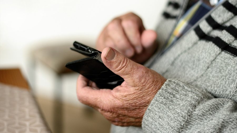 Matkapuhelin kädessä kuvituskuva