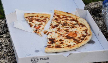 Pizza laatikossa kuvituskuva