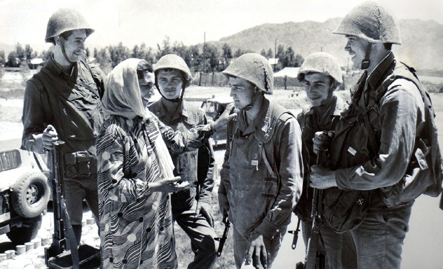 Afgaanirouva tapaa neuvostosotilaita.