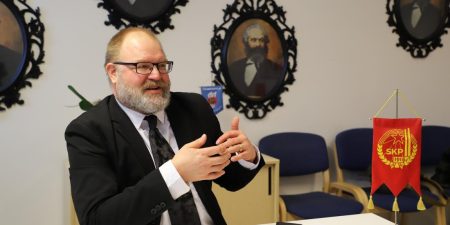 JP Väisänen SKP:n puoluetoimistolla Helsingissä