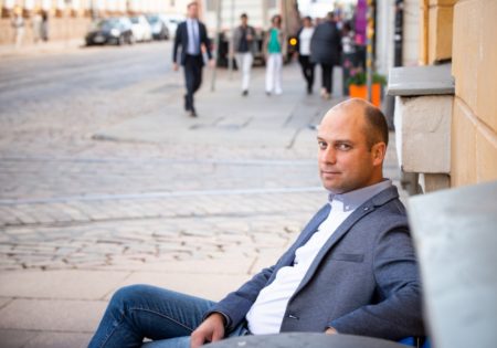 SSTK:n pääekonomisti Patrizio Lainà istuu penkillä.