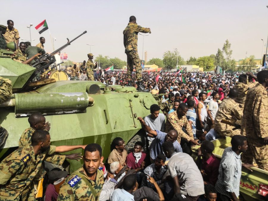Sudanilaiset vastustavat kadulla vallankaappausta.
