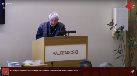 Reijo Heinonen Valkeakosken valtuustossa 13.12.2021 Kuvakaappaus valtuuston videolta