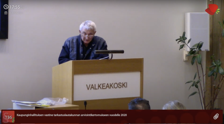 Reijo Heinonen Valkeakosken valtuustossa 13.12.2021 Kuvakaappaus valtuuston videolta