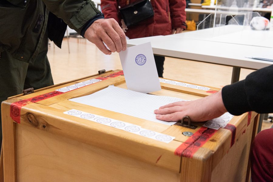 Ääni uurnaan Vantaan opistotalolla 23.1.2022. kuva Emma Grönqvist