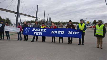 Mielenosoitus Natoa vastaan Rovaniemen lentokentällä 22.5.2017 kuva Petra Packalen