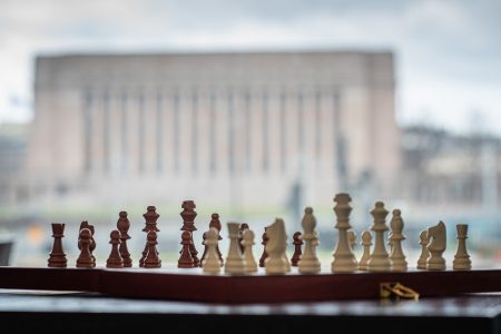 Eduskunta ja shakkilauta kuvituskuva Emma Grönqvist