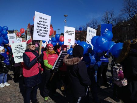 Sotealan mielenosoitus 9.4.2022 Helsingissä
