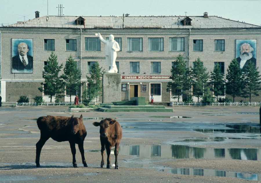 Vishnevkan keskusaukio sateen jälkeen kesällä 1982.